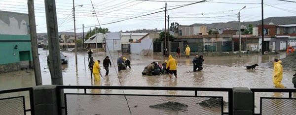 Desastre. El buque de la Armada llega con elementos de auxilio de todo tipo para los vecinos de Comodoro. 