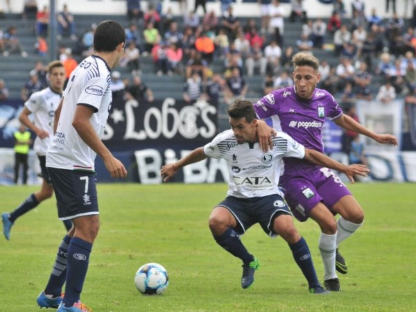 Independiente Rivadavia fue más pero no pudo con Ferro en Mendoza.