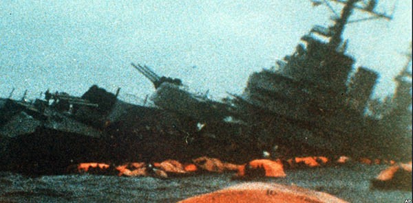 Fotografía del hundimiento del ARA General Belgrano el día 2 de mayo de 1982 durante la Guerra de Malvinas