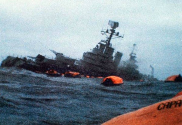 El hundimiento del Belgrano se produjo el 2 de mayo de 1982 aproximadamente a las 16, fuera de la zona de exclusión establecida por Gran Bretaña desde el inicio de la guerra por las Islas Malvinas.
