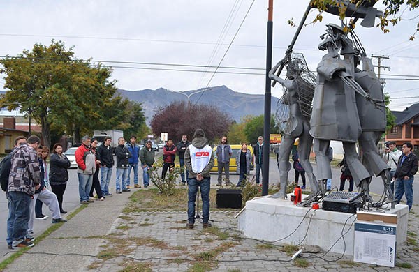 Pocos. Un escaso grupo de trabajadores se convocó en un monumento simbólico con los discursos del día.