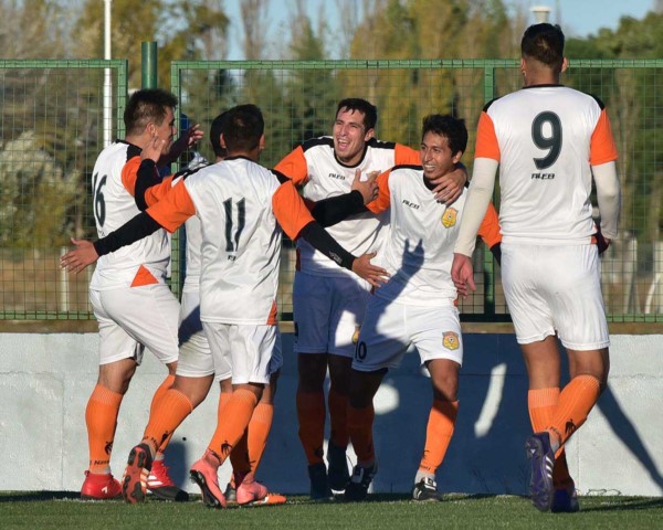 ¡Que los cumplas feliz! Martín Cheuquepal, con la 10 y autor del gol de la victoria, recibe abrazos.