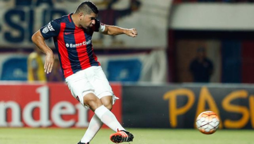 Ortigoza, afuera de los concentrados para el clásico.