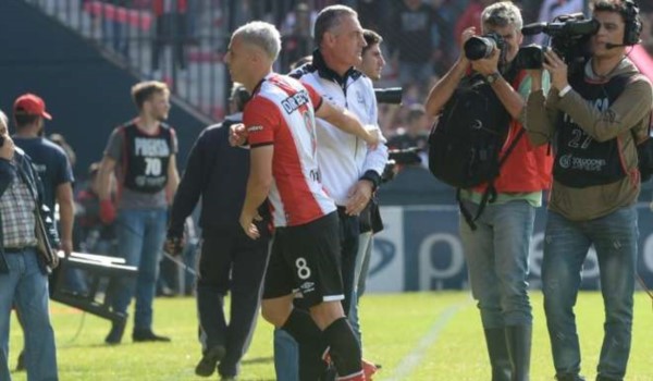 Tras algo más de un año, Gustavo Alfaro se va del Lobo.
