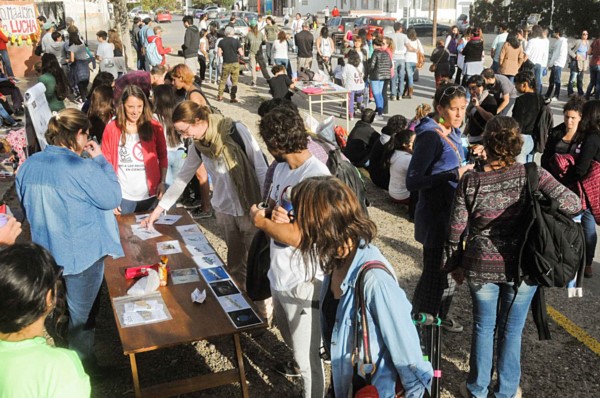 Stands. Una postal de los vecinos que se acercaron a una propuesta que apuntó a defender lo público.