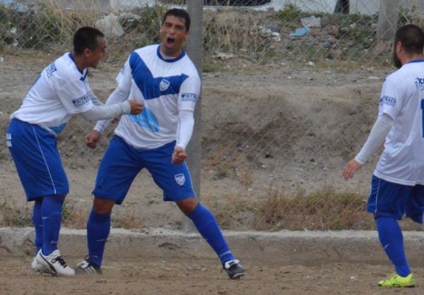 Rafael Bellido celebra el primer gol de Roca. De emboquillada, el guardiacárcel abrió el marcador ayer en cancha auxiliar de La Ribera.