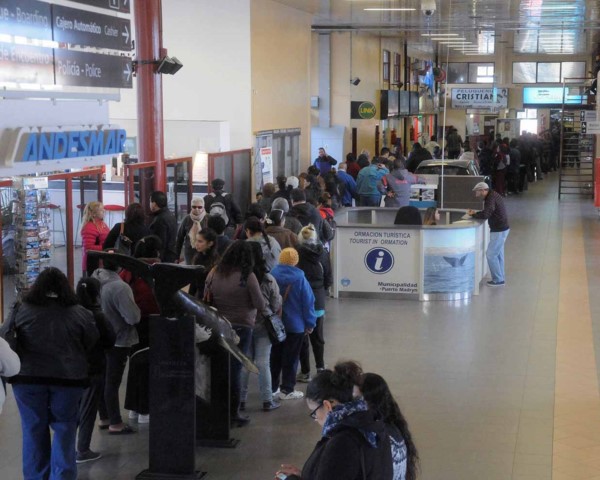 Interés. Los vecinos fueron a la terminal para cambiar sus boletos por la tarjeta magnética. 