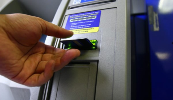 Los cajeros automáticos serán instalados en más de 200 estaciones YPF de todo el país.