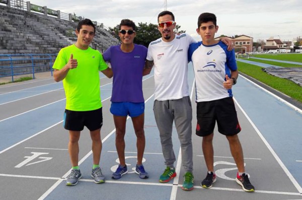 Los atletas chubutenses Joaquín Arbe, Gerardo Haro, Leo Price y Miqueas Ferreti, en la pista de Resistencia.