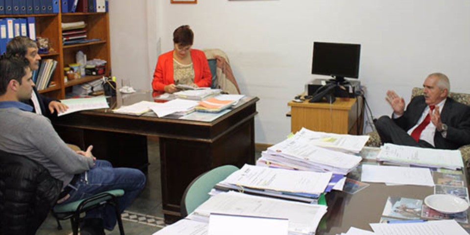Charla. Una postal del jefe comunal asesorándose en la Secretaría Electoral del Juzgado rawsense.