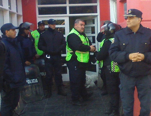 El personal policial custodiando el edificio durante la jornada de ayer.