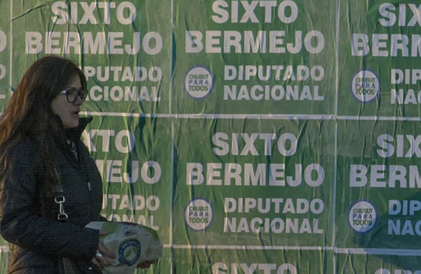 Ciudad empapelada. Las paredes de Trelew ya son testigos de la carrera electoral para las legislativas. 