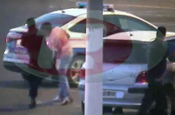 Imagen captada por las cámaras de monitoreo en la agresión de un policía a un joven en Madryn (fuente MadrynTV)