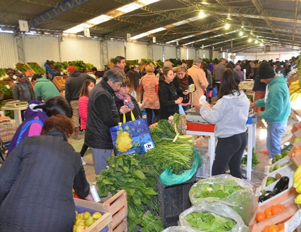 Amplia convocatoria de la feria de productores en la rural.
