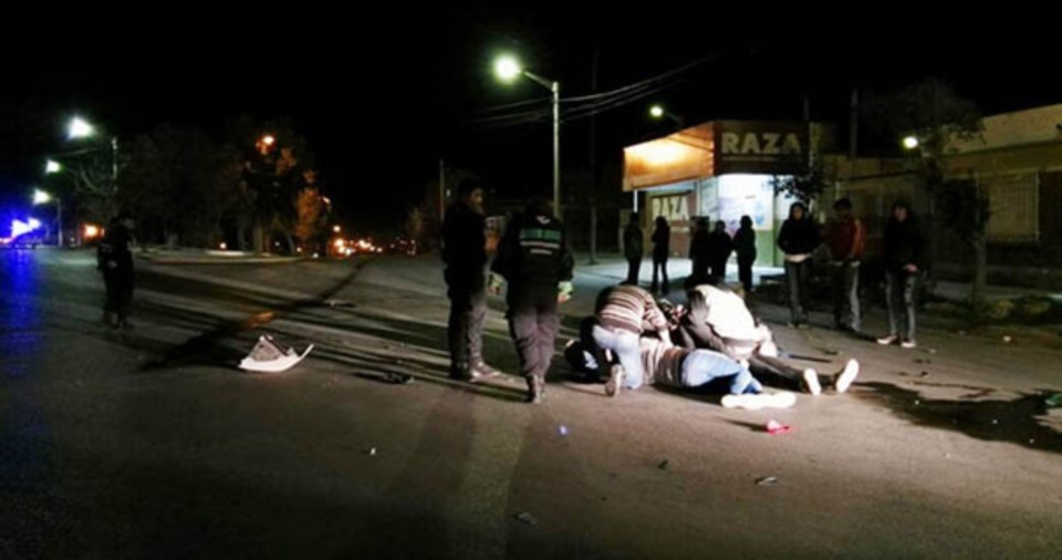 La joven de 14 fue dada de alta con fracturas pero el conductor está muy grave en terapia intensiva.