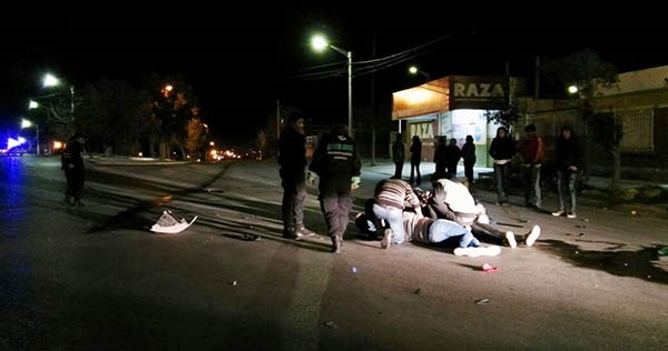 La joven de 14 fue dada de alta con fracturas pero el conductor está muy grave en terapia intensiva.