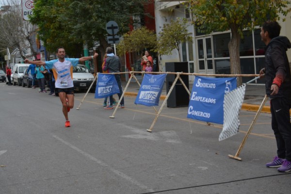 El comodorense Rodríguez a punto de cruzar la meta frente al municipio de Trelew.