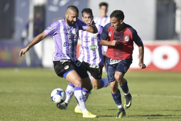 Sacachispas es dirigido por Norberto D'Angelo, DT de Racing de Trelew en los noventa.