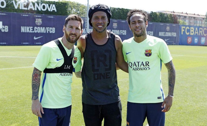Messi, Ronaldinho y Neymar en una postal que derrocha talento y habilidad.