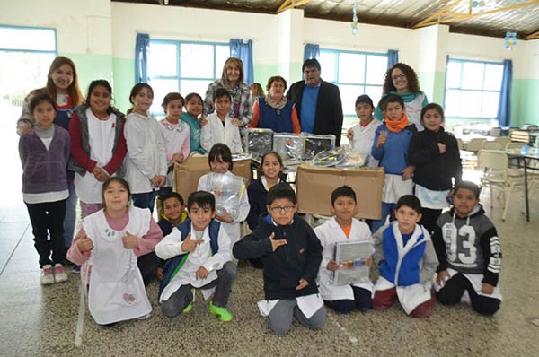 La Escuela Nº  175 “Ruca Anai”, del barrio Tiro Federal de Trelew, recibió útiles escolares.