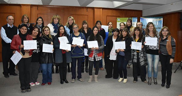 Entrega de diplomas a las docentes que participaron de la edición 2016 “Conociendo nuestro patrimonio”.