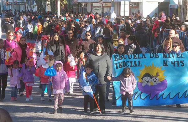 Como muchas otras, la escuela de nivel inicial 475 le dio color a la gran fiesta patria.