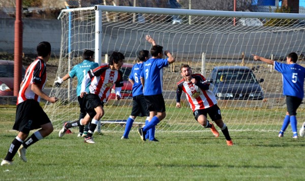 Jonathan Miguel abrió el marcador para Independiente Deportivo.