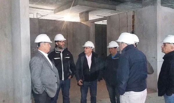 Recorrida. El ministro visitó una obra más que esperada en Trelew. 