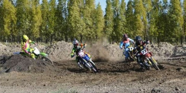 Motos en el entrenamiento. Así luce el nuevo circuito de Zona MX, ubicado al fondo de Soberanía Nacional.
