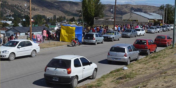 Multitud. La gente ya se acostumbró a encontrar variada mercadería en la calle Don Bosco de Esquel.