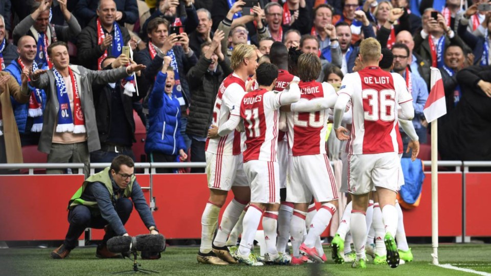 Ajax venció en Holanda a Lyon por 4 a 1 y quedó cerca de la final de la Europa League.