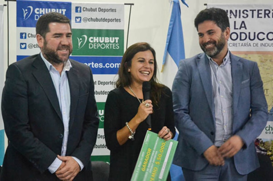 Ñonquepán y Mamet junto a Castaño, la ganadora del concurso de diseñadores de indumentaria deportiva.