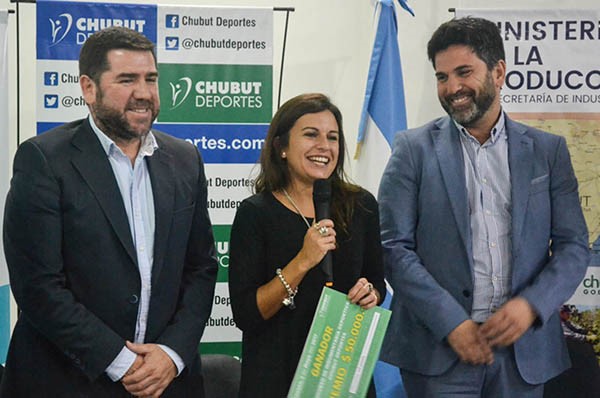 Ñonquepán y Mamet junto a Castaño, la ganadora del concurso de diseñadores de indumentaria deportiva.