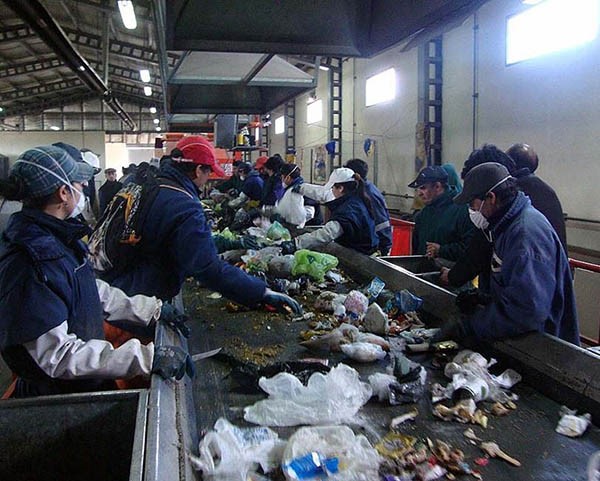 Trabajadores. Una postal de la planta de residuos a pleno en Esquel.