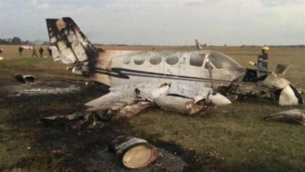 La avioneta cayó alrededor de las 17:30 cerca de la ruta 58, entre el penal de Ezeiza y el aeropuerto y en el caso interviene personal de bomberos de San Lucas.