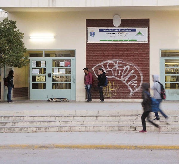 Los alumnos de la Escuela 42 fueron llevados a la costa donde los padres concurrieron para retirarlos.