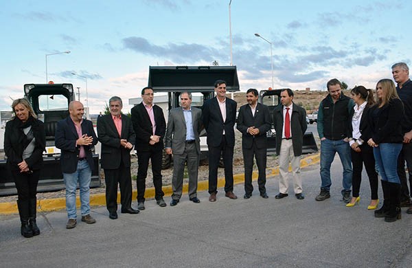 Sonrisas. Los funcionarios satisfechos por el aporte de máquinas para lograr un ambiente más limpio. 