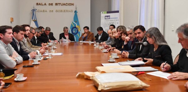 Comisaría nueva. Una postal de la apertura de ofertas para construir una nueva sede policial en un barrio crítico de la ciudad petrolera. 