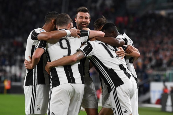 El "Pipita" Higuaín volvió a convertir para la "Juve", puntero del Calcio.