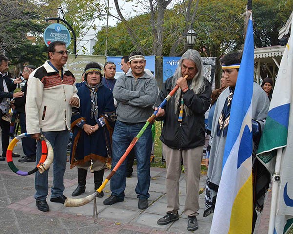 Homenaje. Los principales referentes de la comunidad de Pueblos originarios, estuvieron presentes en el acto.