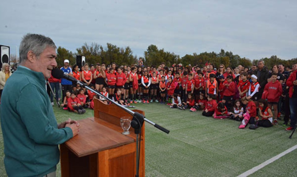 El gobernador Mario Das Neves participó ayer del acto en Gaiman, donde se inauguró la cancha de césped sintético para el hockey de Draig Goch.