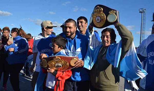 Nadie quiso dejar de saludar al campeón. Lucas los recibió a todos.