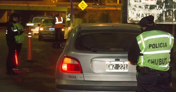 Los operativos se desplegaron en ocho puntos de Trelew y salieron al anochecer desde la Unidad Regional.