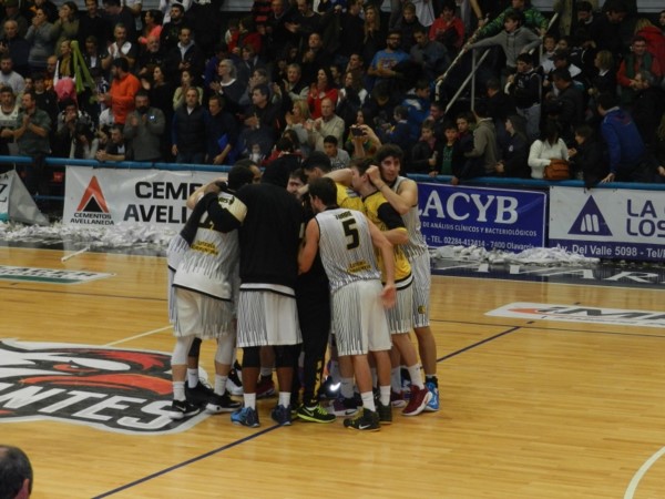 Comunicaciones venció a Estudiantes por 92 a 87 en  suplementario e igualó la serie final 2 a 2.