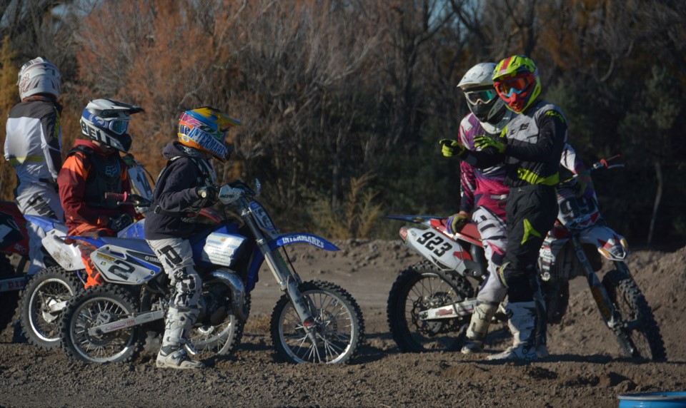 Hora de aprender. Ezequiel Fanello se bajó de su moto y le dio instrucciones técnicas a los pilotos. Todos aprendieron algo el fin de semana.