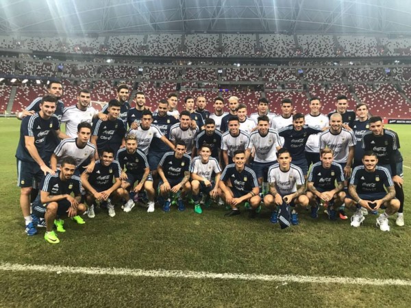 La foto grupal de jugadores más los sparrings de la Selección Argentina en la última práctica en Singapur.