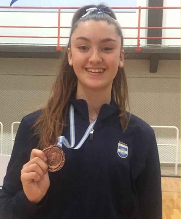 “Martu” con su medalla. La trelewense hizo historia con la Selección.