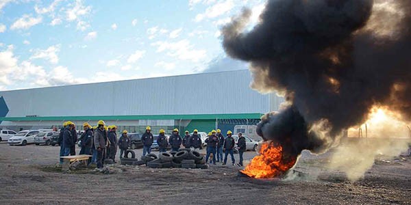 Fuego. Una postal de la protesta ayer en el acceso norte a Trelew, por las deudas que dejó una contratista. 