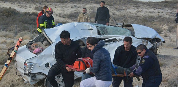Momentos en que la conductora era extraída del habitáculo del auto, severamente dañado. Evidenciaba lesiones graves pero estaba consciente. 