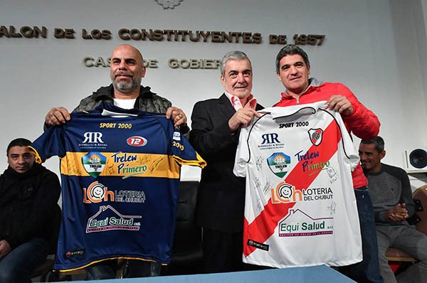 “Chicho” Serna y el “Burrito” Ortega obsequiaron al gobernador Das Neves las camisetas de las Leyendas.